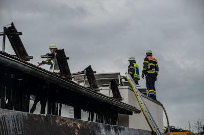 Schoenbronn: Landwirtschaftliche Firma in Vollbrand - Ueber 100 Einsatzkraefte im Einsatz